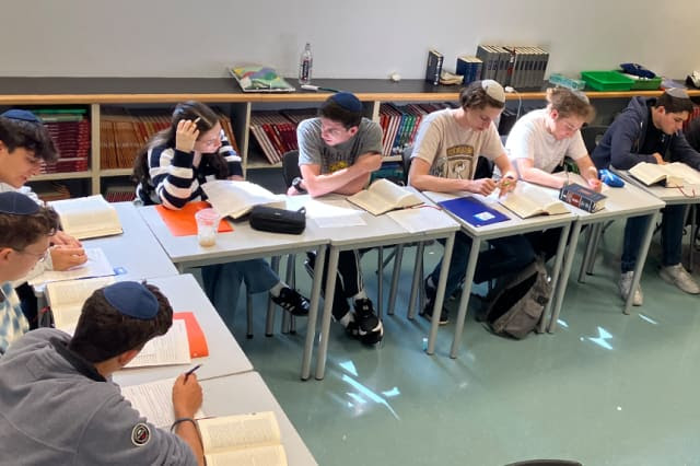 Class Before Tefillah Raises Concerns from the Student Body